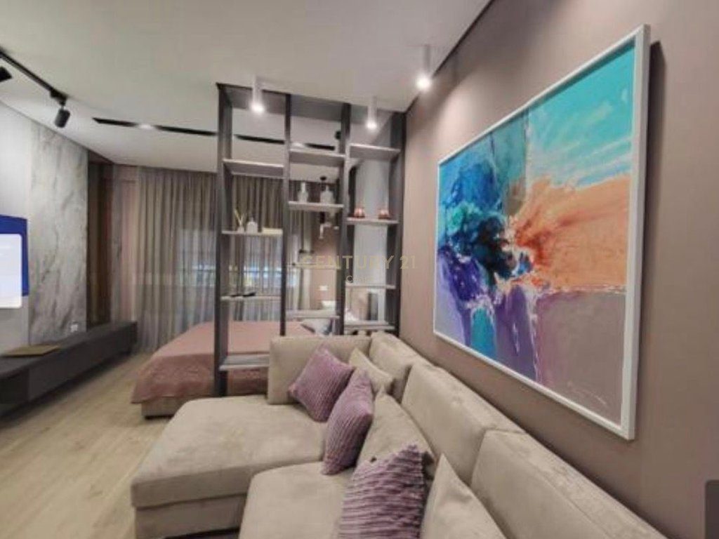 Studio moderne për qira në vijën e parë të Lungomares, kati i 4-t