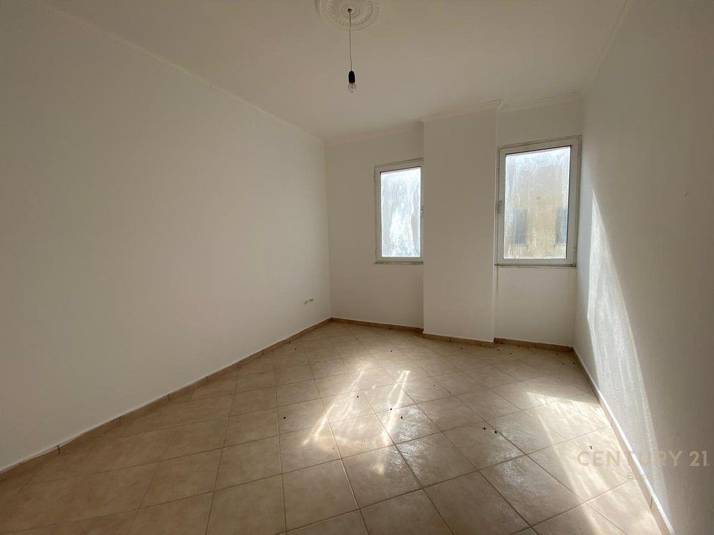 SHITET APARTAMENT 1+1 TEK MALI I ROBIT, GOLEM