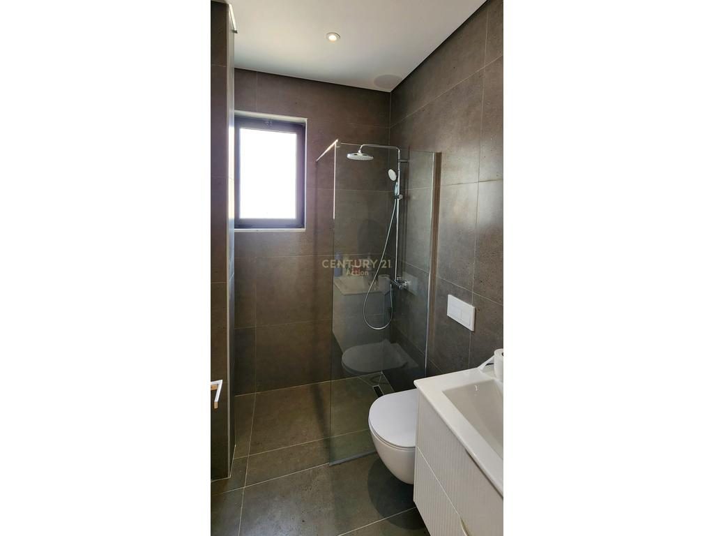 🌊 Apartament Ekskluziv në Vijë të Parë me Detin – Sarandë  🏖️