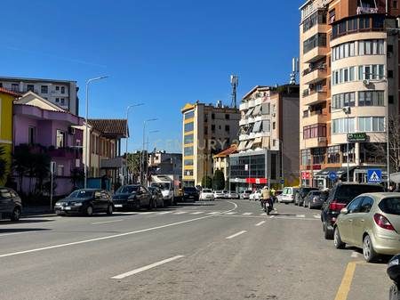 JEPET ME QIRA AMBIENT KOMERCIAL ME FASAD XHAMI KATI O AFER KOMISARIATIT NR 4