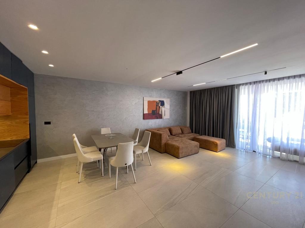 Apartament 2+1 në Dhërmi – Oborr & Parkim.