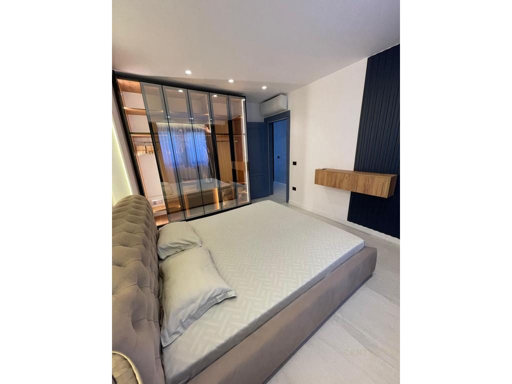 Apartament 2+1 në Dhërmi – Oborr & Parkim.