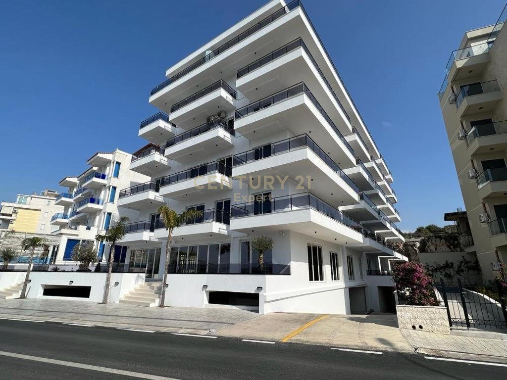 Apartament 2+1+2+ Post Parkim me verandë për shitje në Sarandë