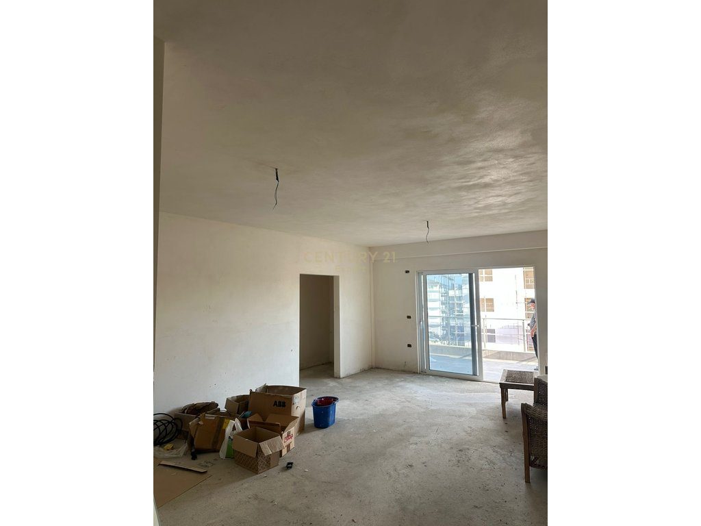 Apartament 2+1+2+ Post Parkim me verandë për shitje në Sarandë