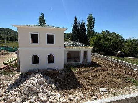 Ekskluzive!Pronë Unike për Shitje në Zemër të Petrelës!