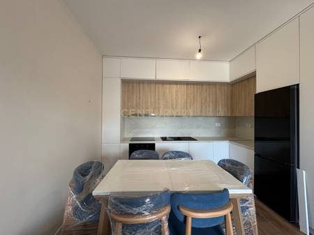 Rruga Dritan Hoxha, Shesim Apartament 2+1 me Verandë