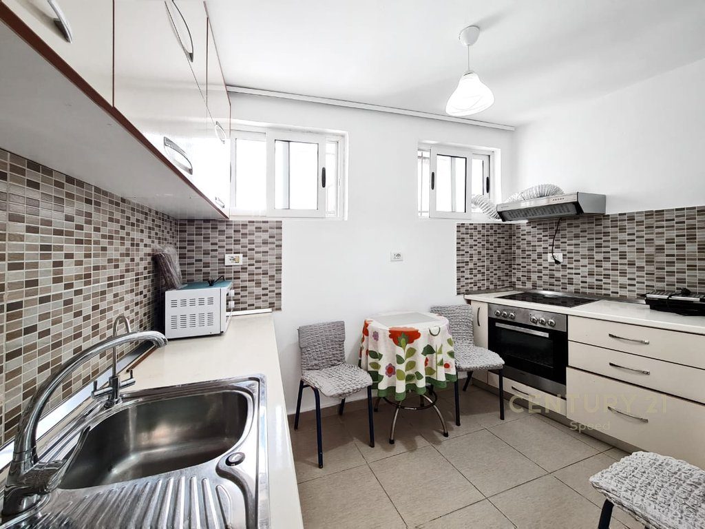 Jepet me qira apartament 1+1 në kat vile (kati i parë) në zonën e Pazarit të Ri!