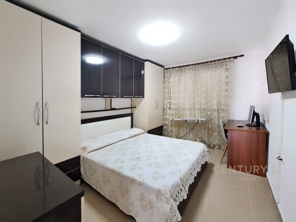 Jepet me qira apartament 1+1 në kat vile (kati i parë) në zonën e Pazarit të Ri!