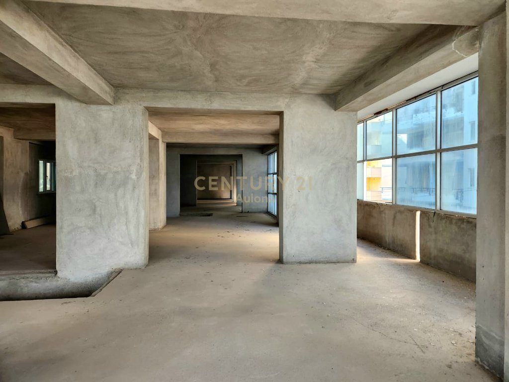 Ambient Biznesi për Shitje në Lungomare 1, Vlorë – Pozicion Strategjik në Vijë të Parë me Pamje Deti - Century 21 Albani...