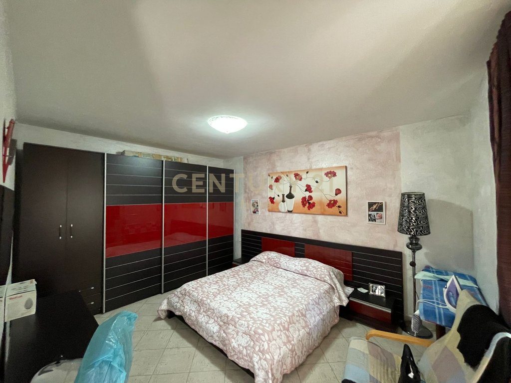 Shitet Apartament ne Qender Lezhe