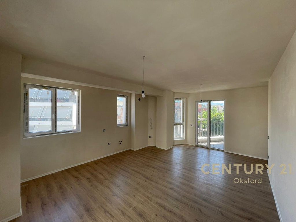 SHITET APARTAMENT 3+1+2 TEK KOMUNA E PARISIT