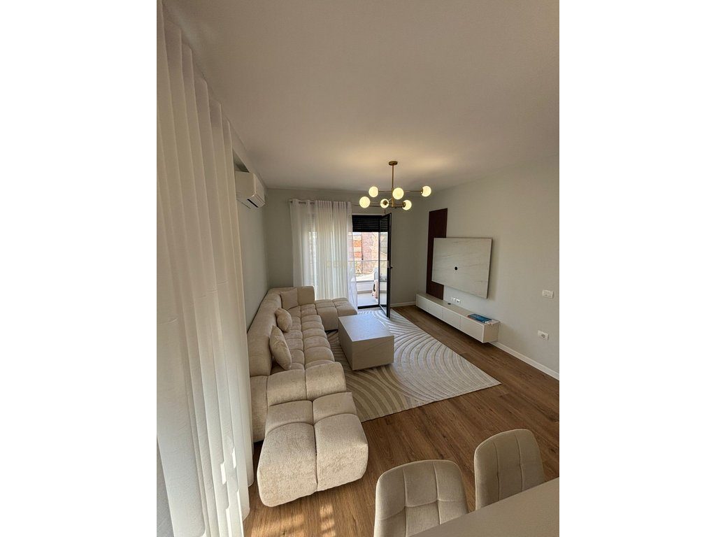 Jepet me qera apartament 2+1+2 në Porcelan (perball UET)