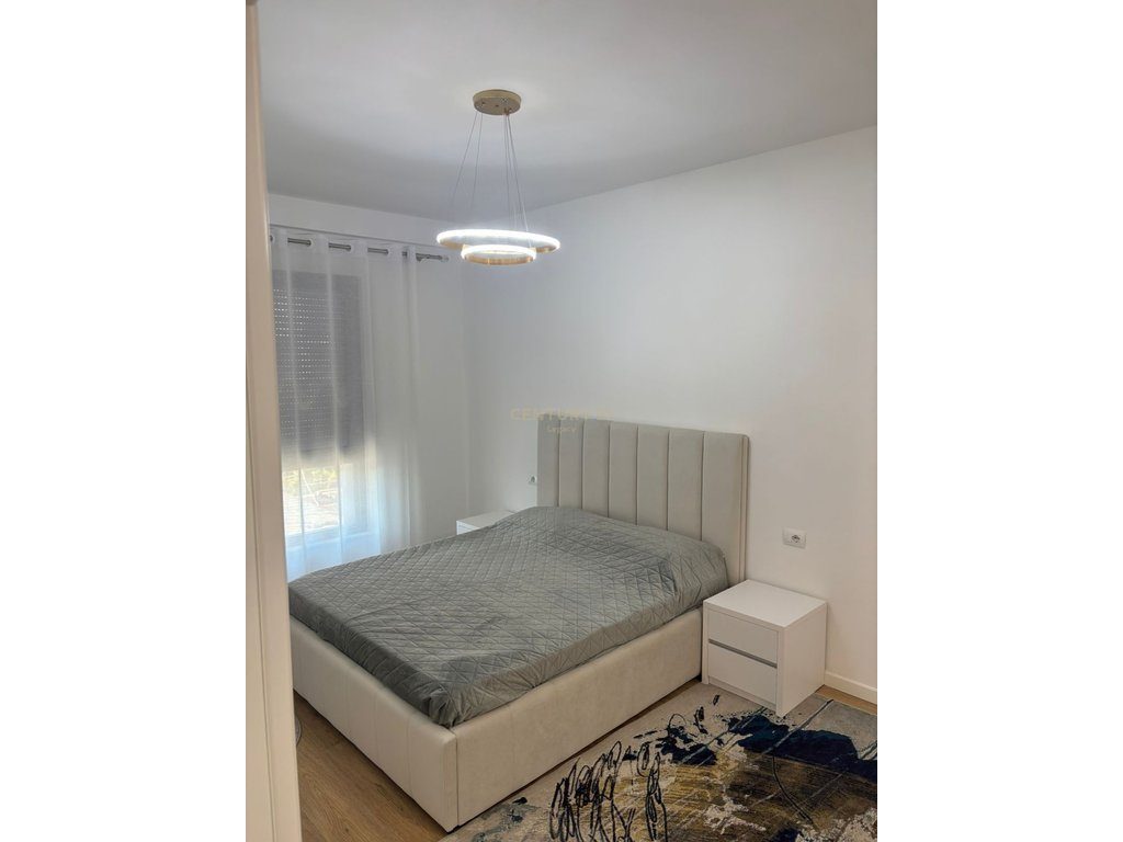 Jepet me qera apartament 2+1+2 në Porcelan (perball UET)