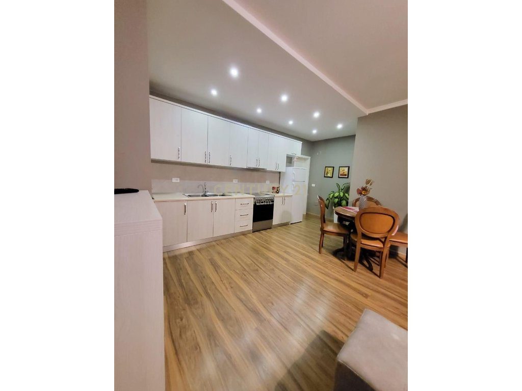 Jepet me qira apartament 1+1 Komuna e Parisit!