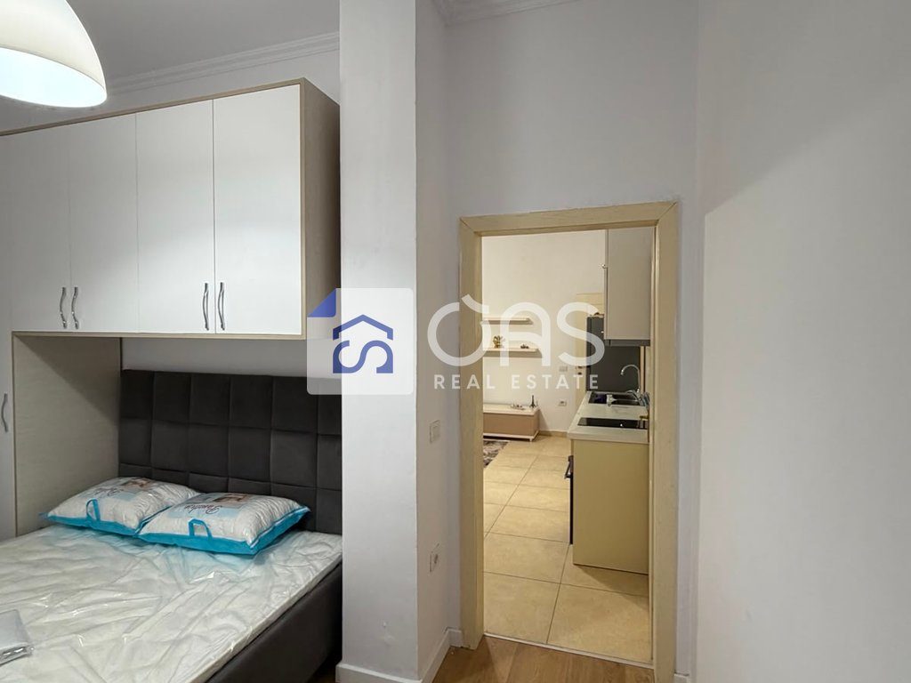 Jepet me qera apartamenti  1+1 kopshti botanik  (xhamia)