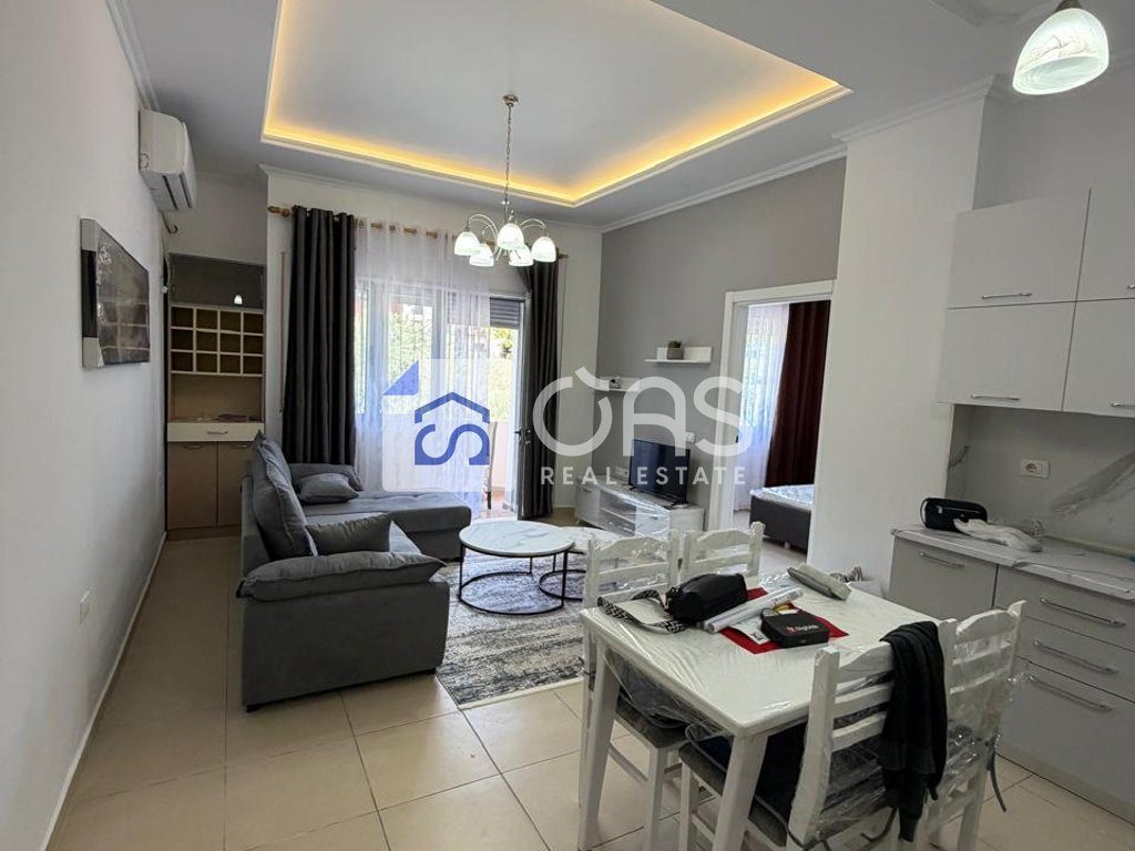Jepet me qera apartamenti  1+1 kopshti botanik  (xhamia)