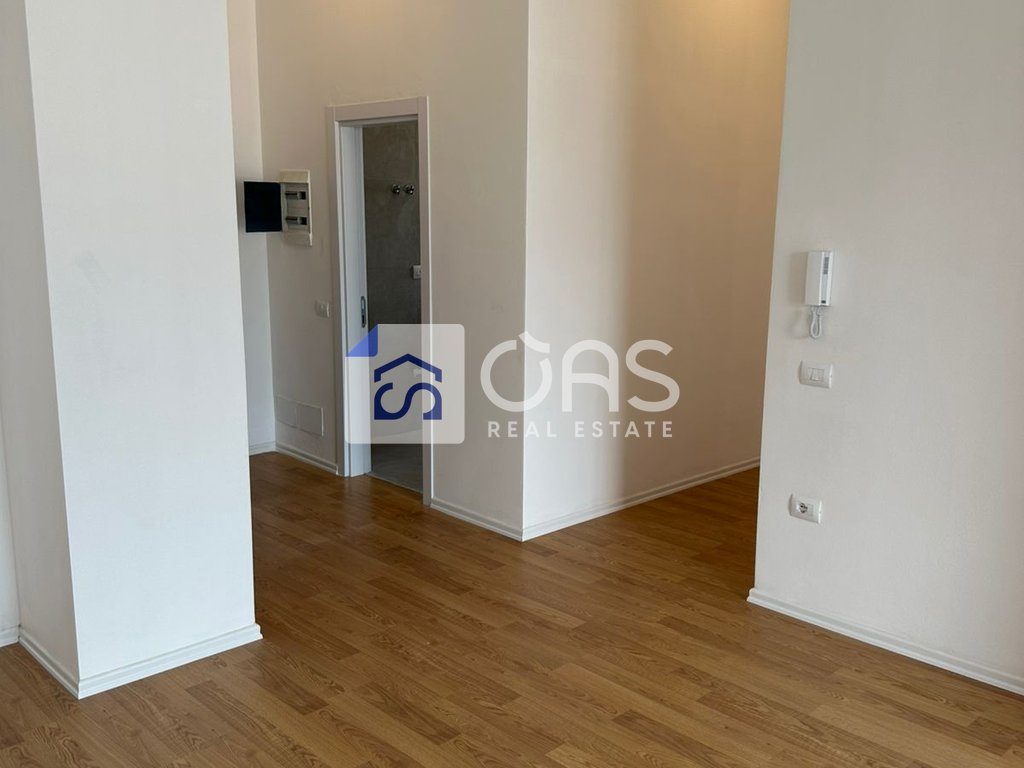 Shitet Apartament 3+1+2 rruga barrikadave
