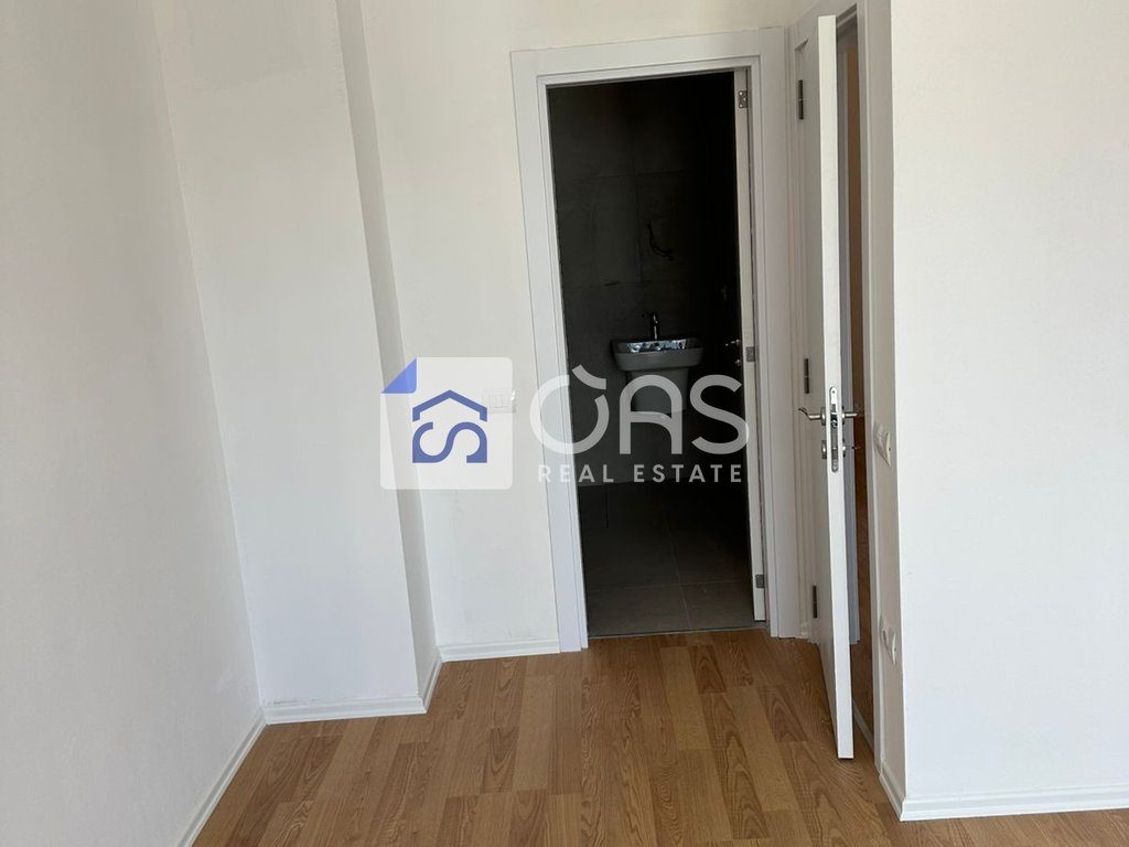 Shitet Apartament 3+1+2 rruga barrikadave