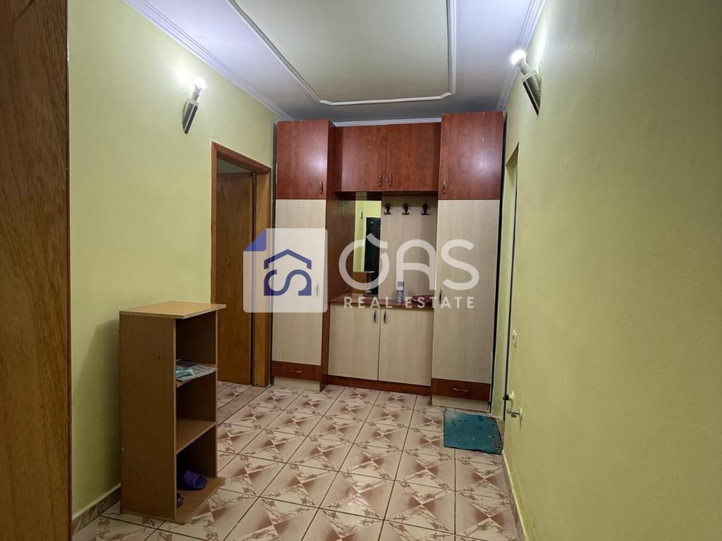 shitet apartament 1+1 pallati me shigjeta