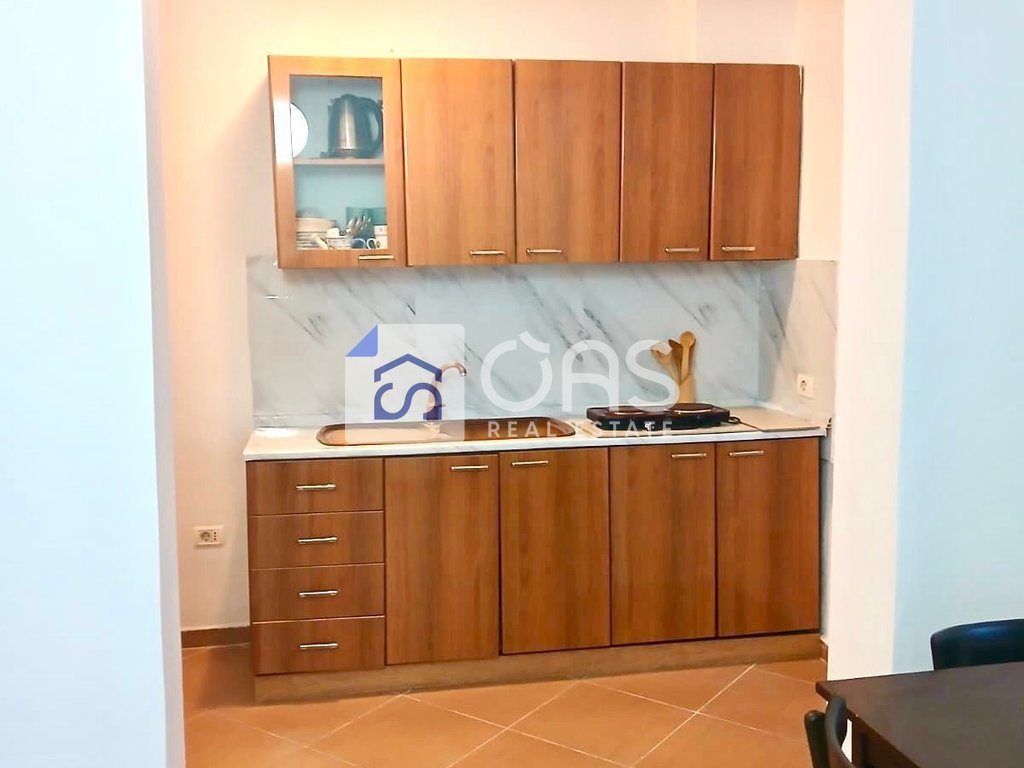 Jepet me qera apartamenti 1+1 ne qender