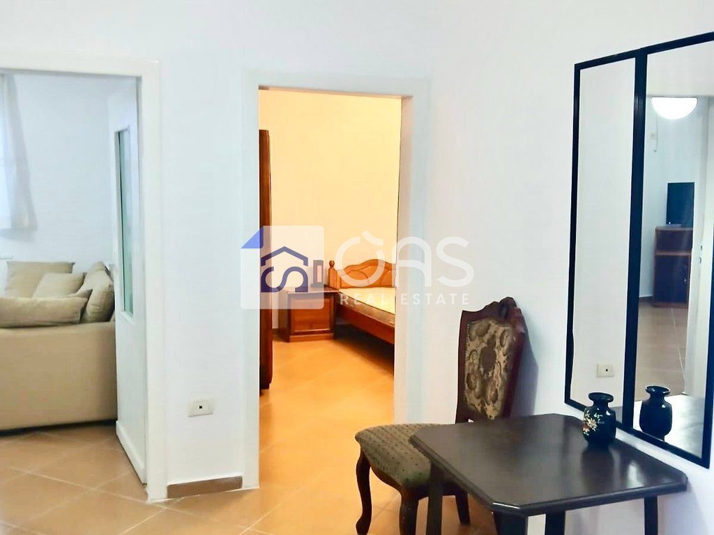 Jepet me qera apartamenti 1+1 ne qender