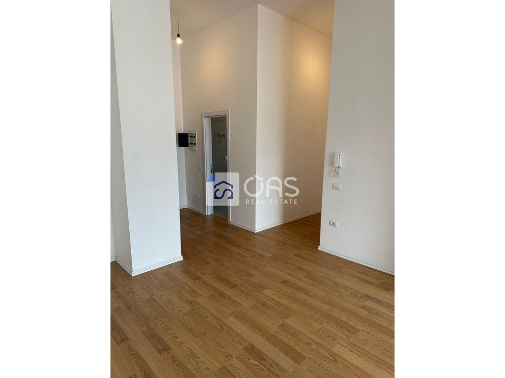 Shitet Apartament 3+1+2 rruga barrikadave