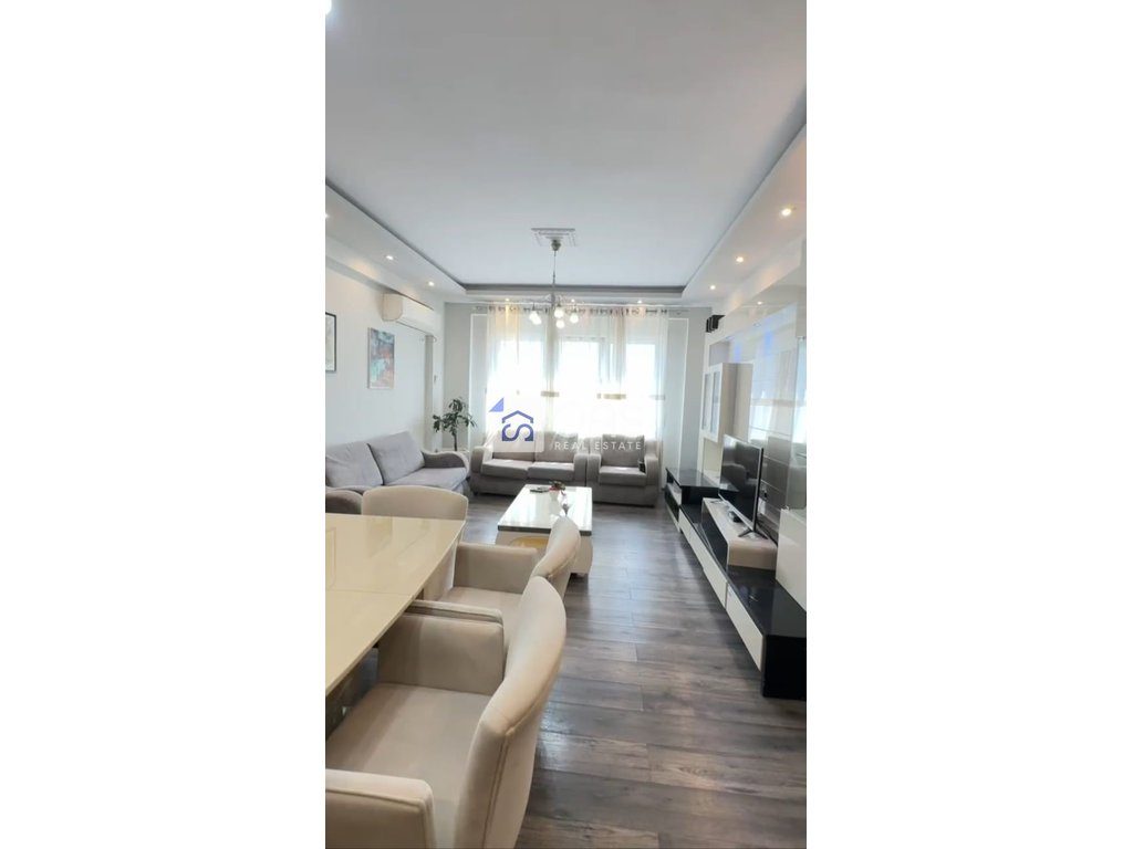 Shitet apartament 2+1+2 tek Kopshti Zologjik.