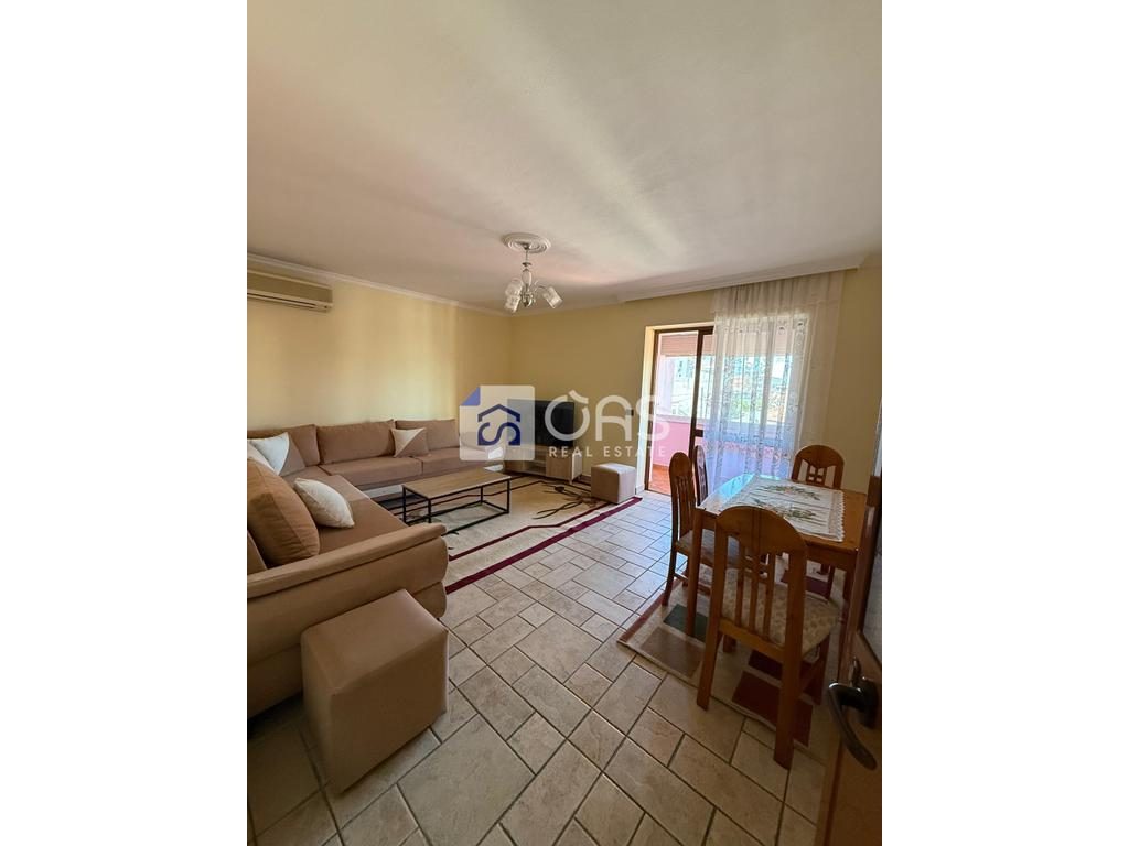 Jepet me qera apartament  3+1 ne Xhamllik