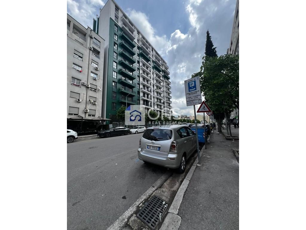 Shitet apartament 1+1 Komuna Parisit