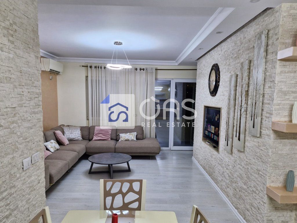 Shitet  apartament 3+1+2 ne Xhamllik