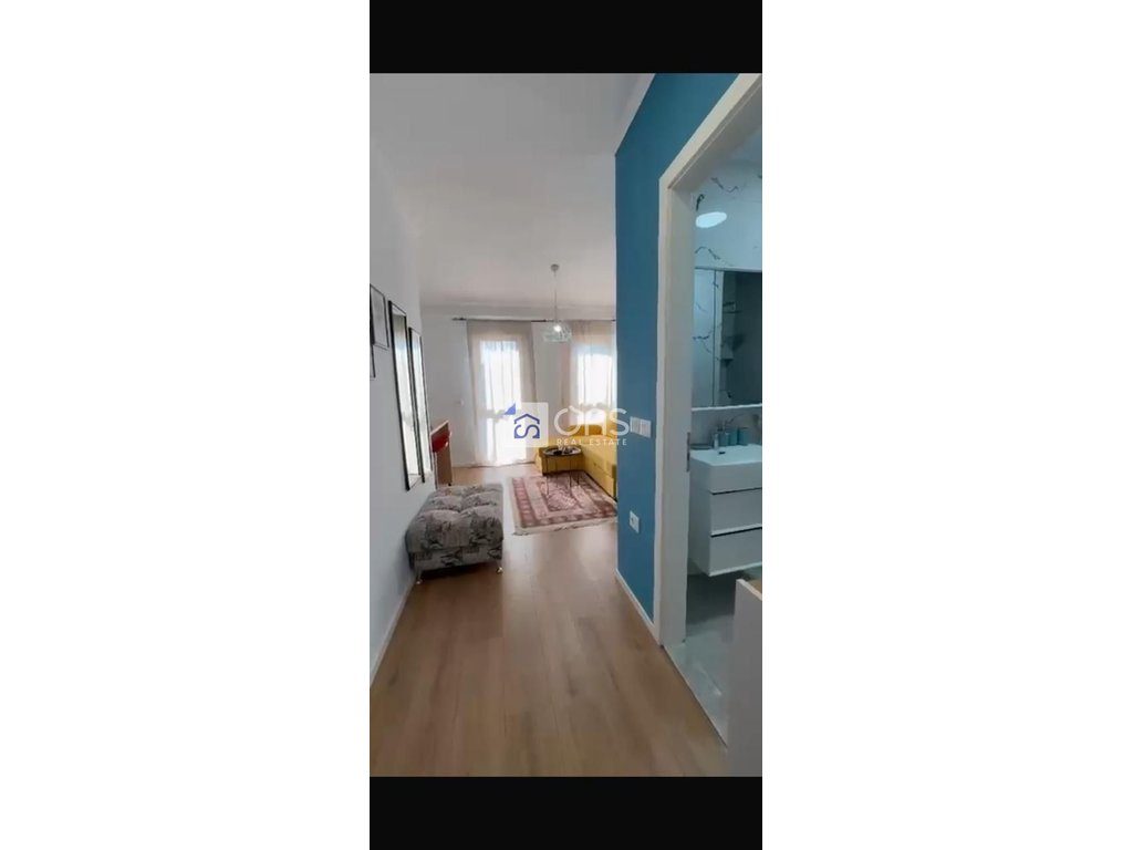 Jepet 2 apartament me qera 1+1 Rruga E Durrsit