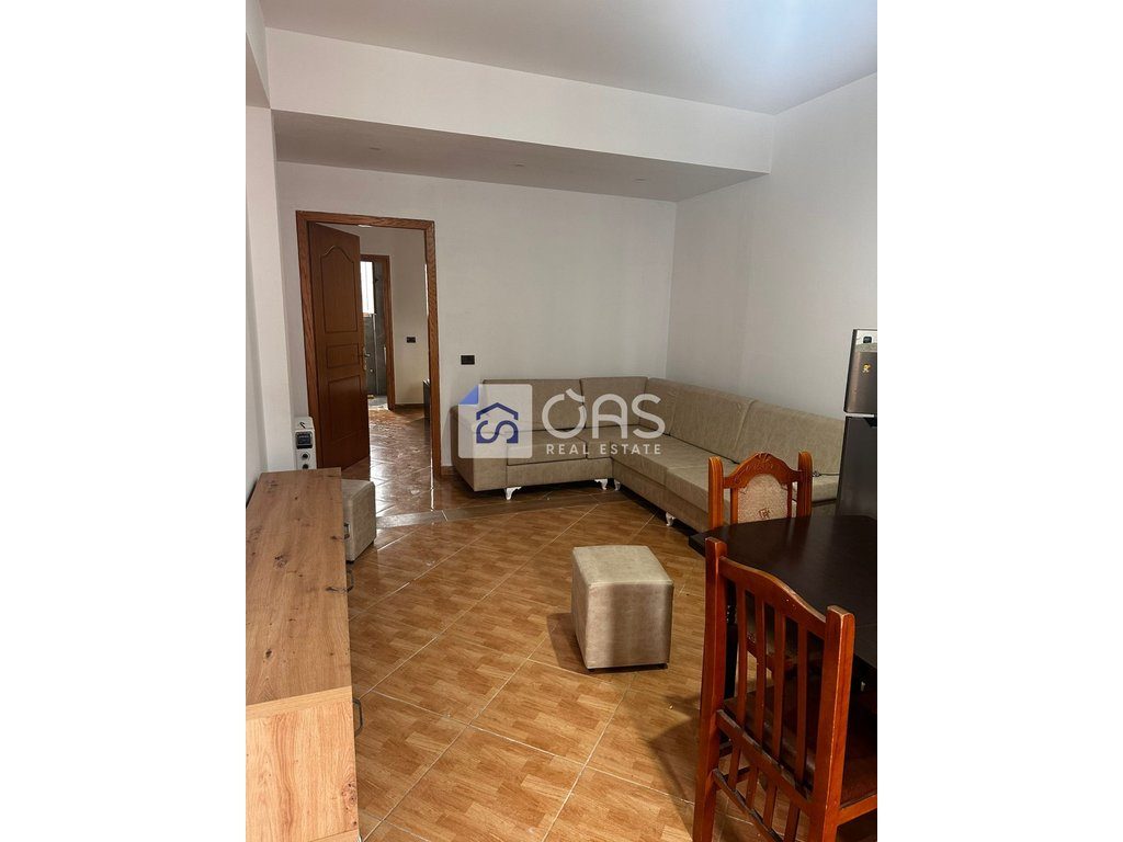 Jepet apartament me qera 1+1 Astir