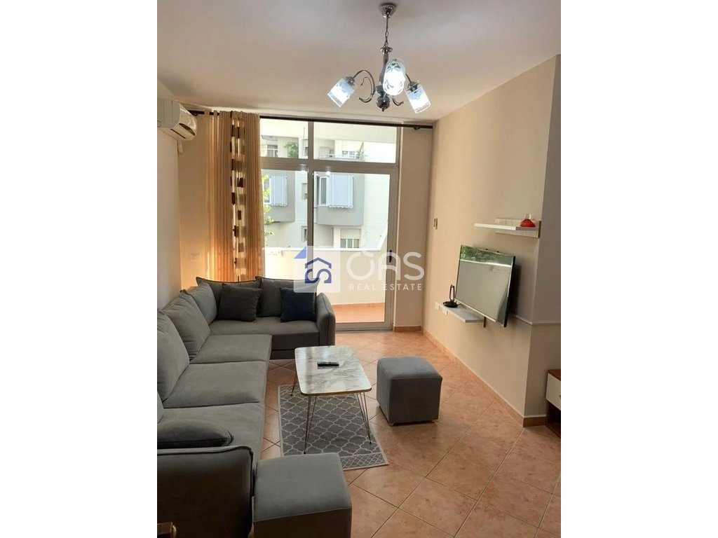 Jepet me qera apartament 2+1 tek Komuna e Parisit