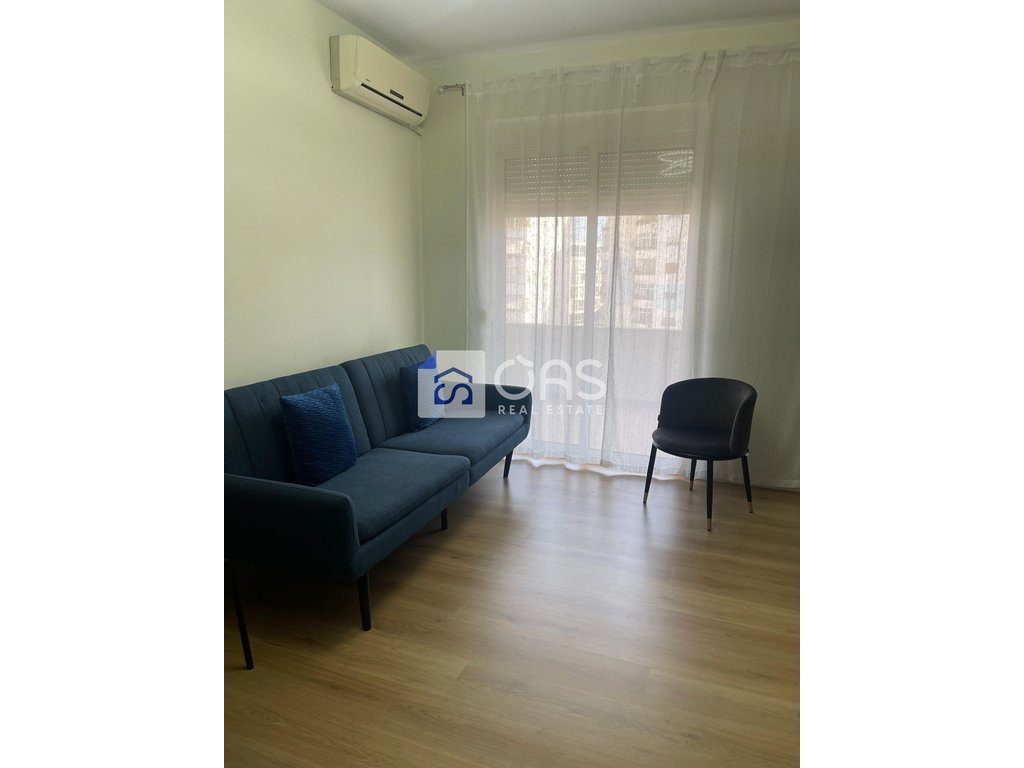 jepet me qera apartament  1+1 tek Komuna e Parisit