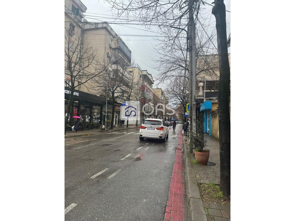 Jepet ambjent me qera tek Pazari i Ri 800 euro