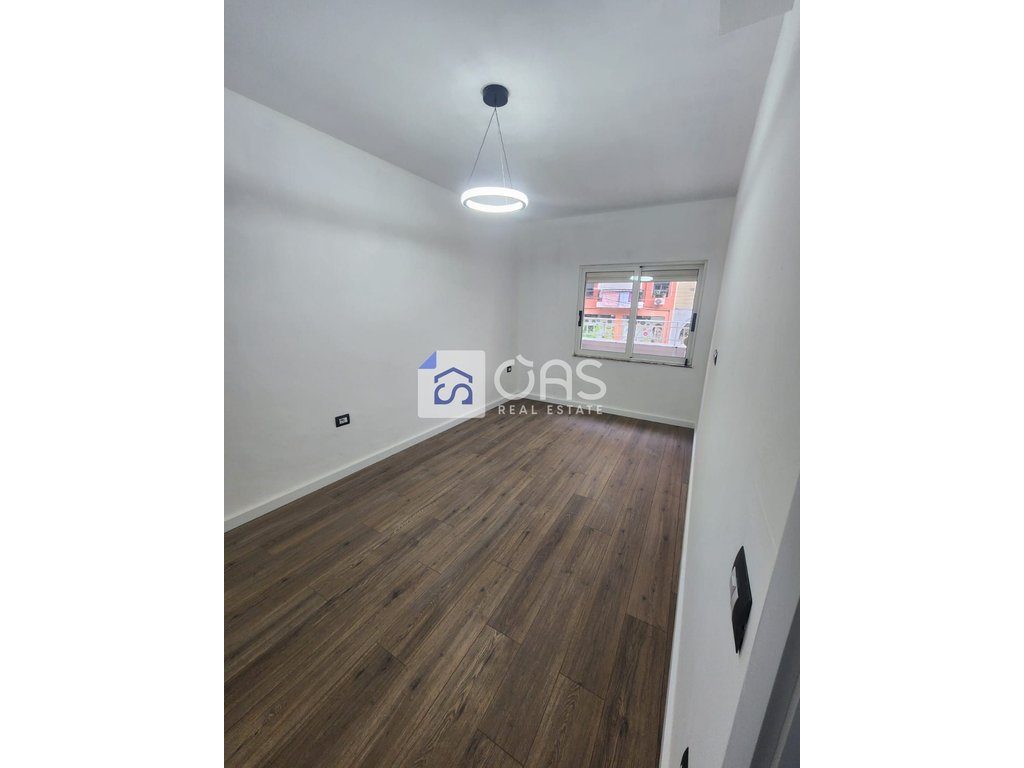 Shitet apartament 1+1 tek Komuna e Parisit