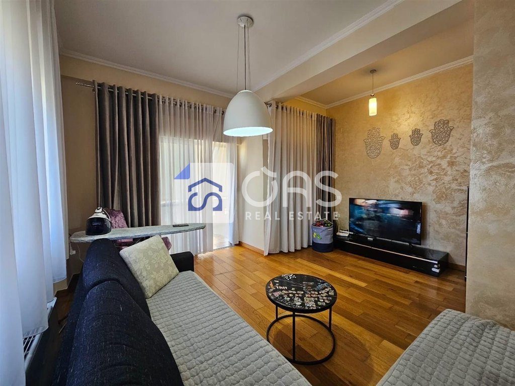 Shitet apartament 2+1+post parkimi tek Liqeni i Thate