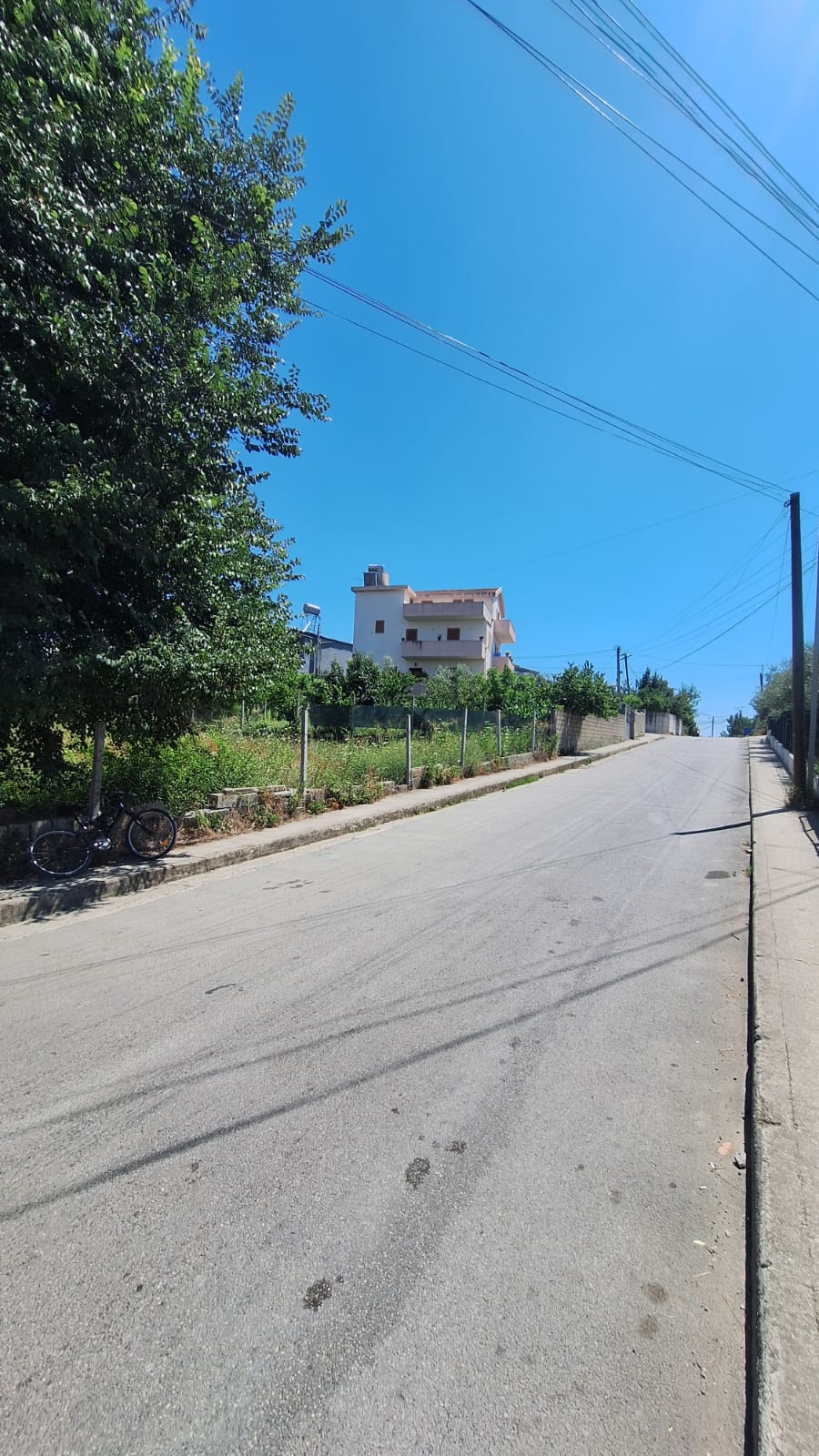 Shitet truall në Mëzez, pranë Top Channel – Mundësi ideale për investim!