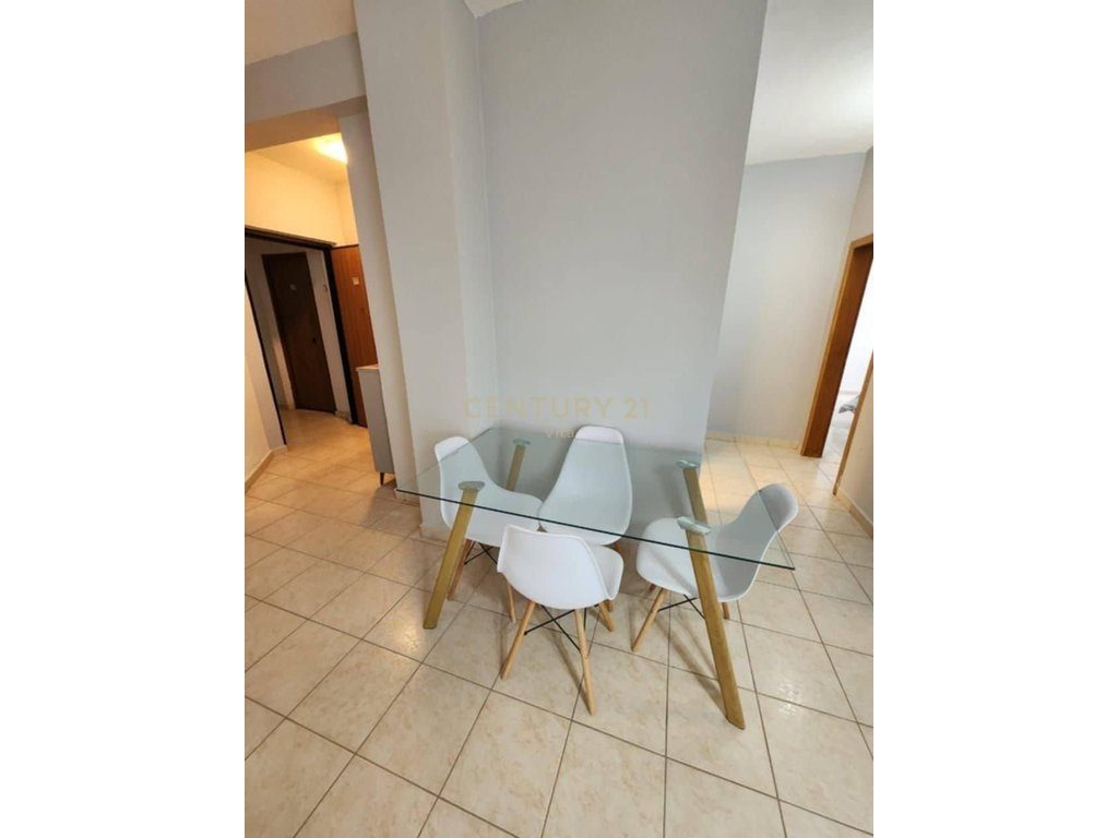 Apartament 1+1 i Mobiluar për Shitje pranë Detit në Plazh , Durres