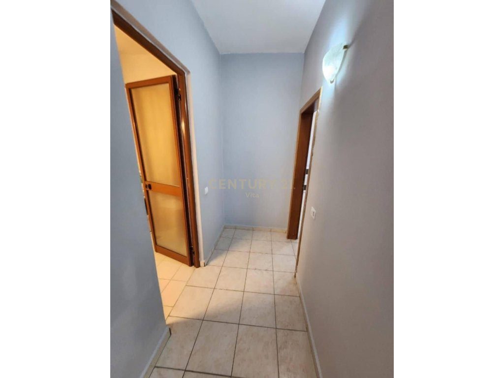 Apartament 1+1 i Mobiluar për Shitje pranë Detit në Plazh , Durres