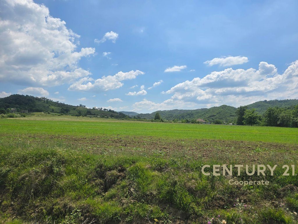 TOKË 10,000 m²  NË PETRELË, JIPET ME % NE NDERTIM, AKSES I SHPEJT NGA TIRANA