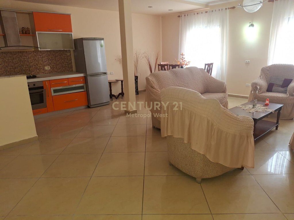 Shitet Apartament 3+1+2 pranë Gjimnazit "Petro Nini", Rr. Margarita Tutulani– Lokacion Elitar!