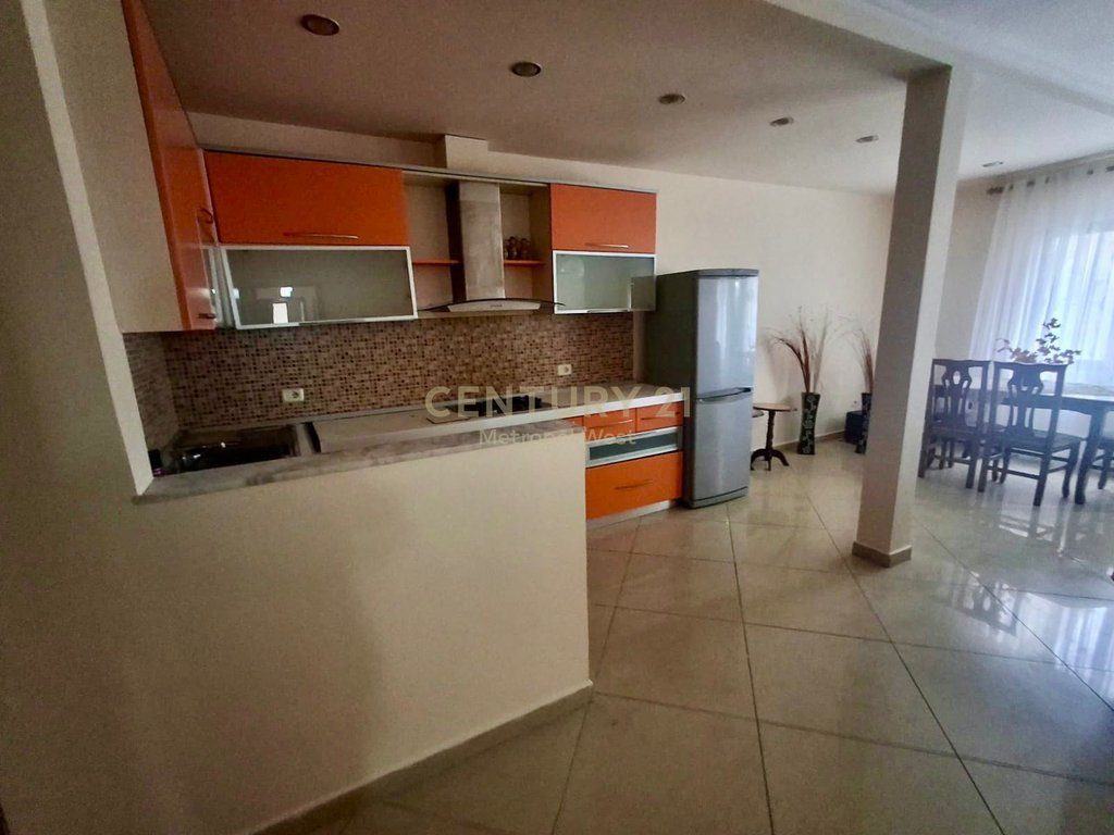 Shitet Apartament 3+1+2 pranë Gjimnazit "Petro Nini", Rr. Margarita Tutulani– Lokacion Elitar!