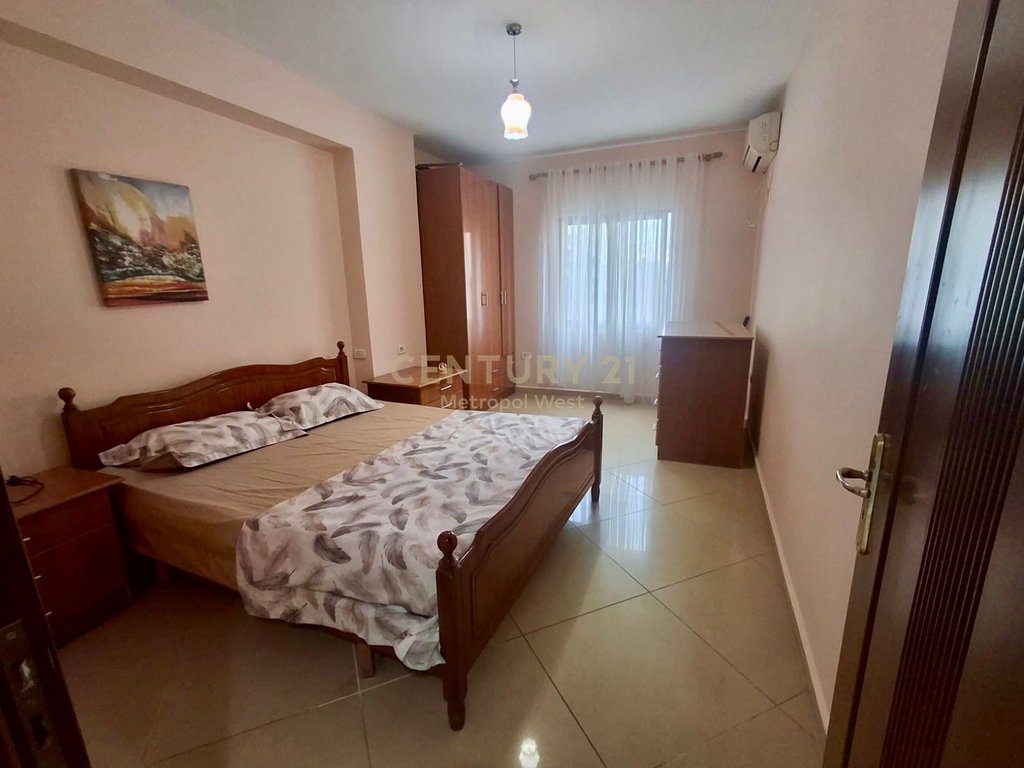 Shitet Apartament 3+1+2 pranë Gjimnazit "Petro Nini", Rr. Margarita Tutulani– Lokacion Elitar!