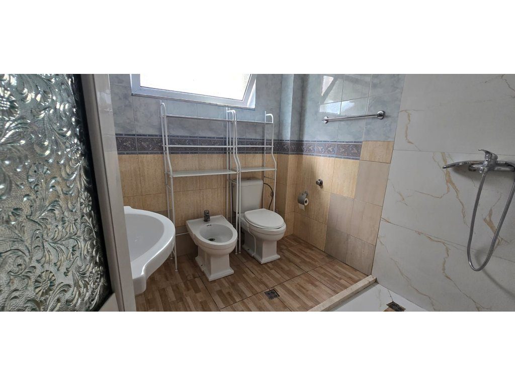 Jepet me qera kat vile në zonën e Mbikalimit të Komunës së Parisit