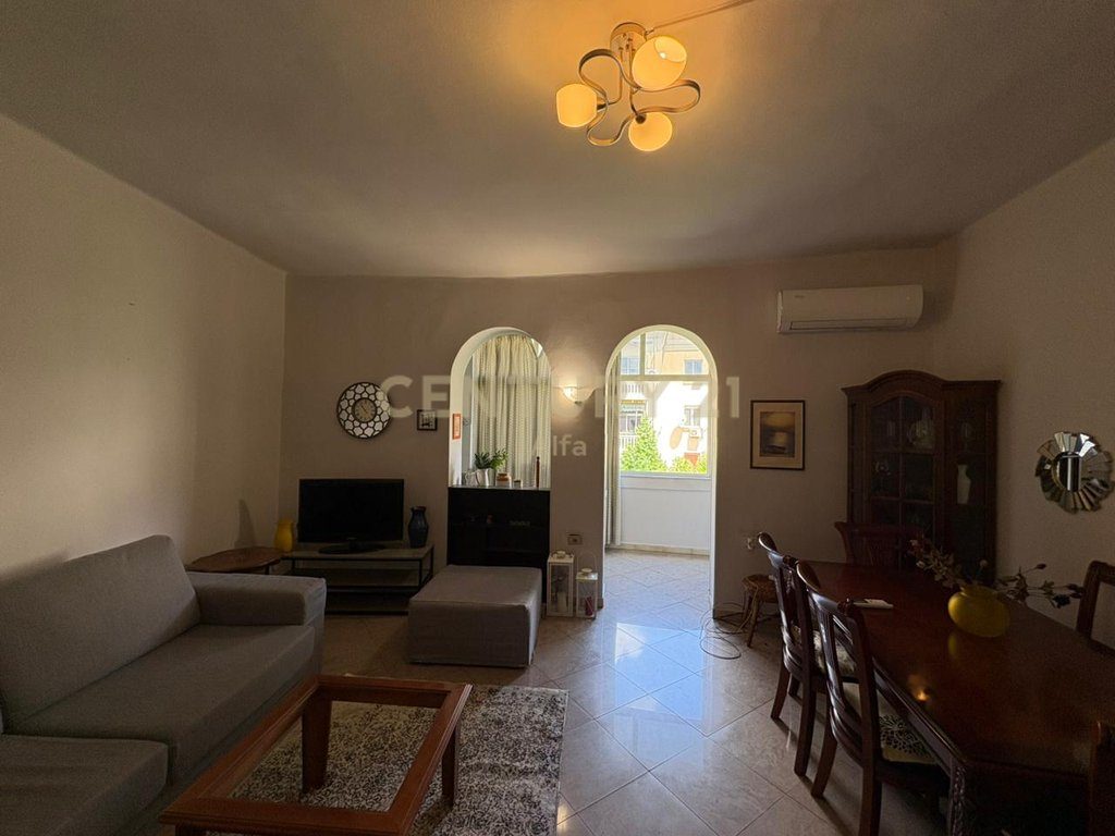 Jepet me Qera Apartament 1+1 pranë Hotel Colosseo – Rruga e Durrësit, Tiranë!