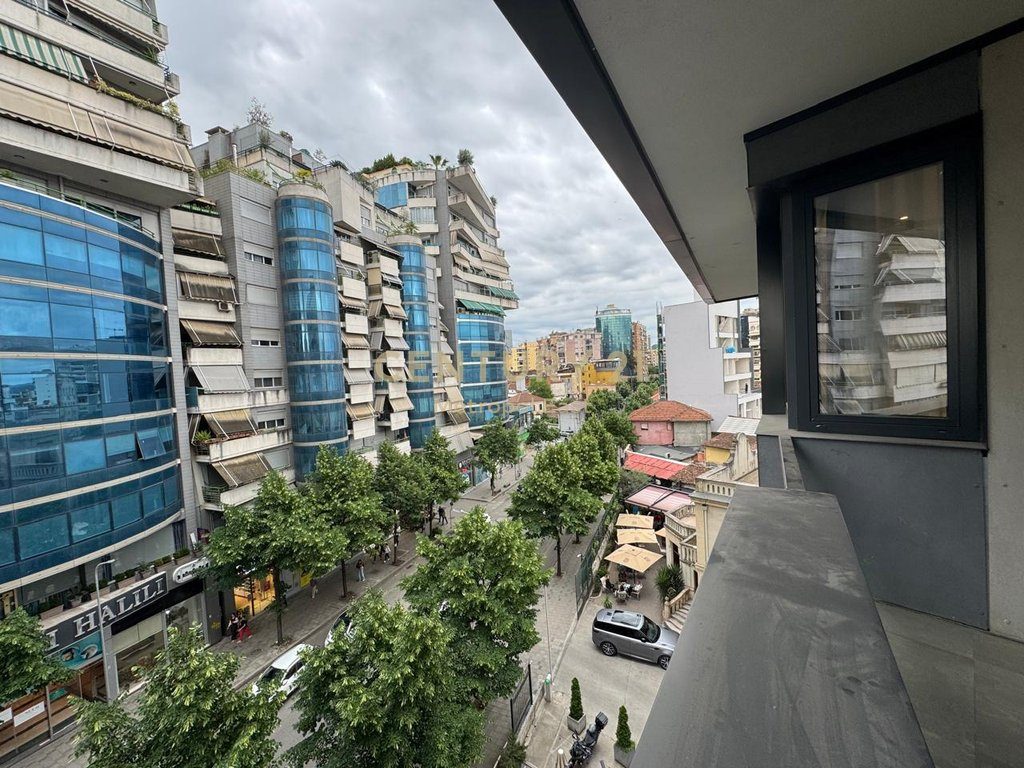 Shitet Apartament Modern 2+1+2, Rruga e Dibres