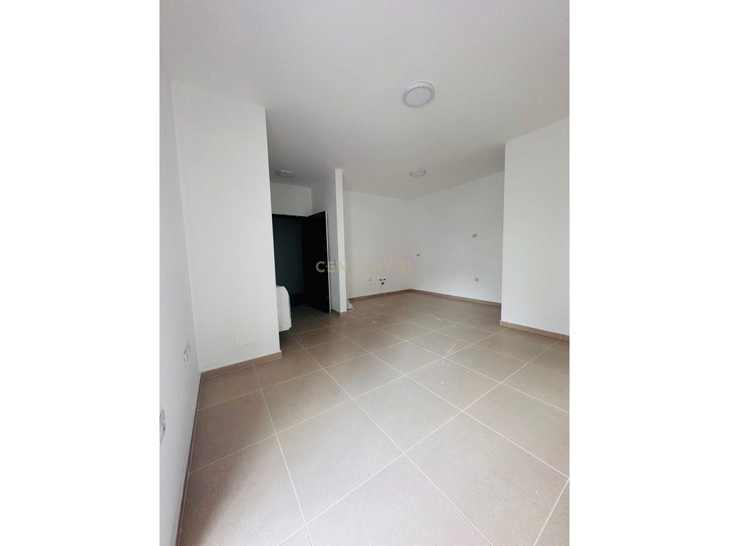 Jepet apartament 1+1 me qira bosh, vetëm për zyra, tek Rruga e Kosovarëve.
