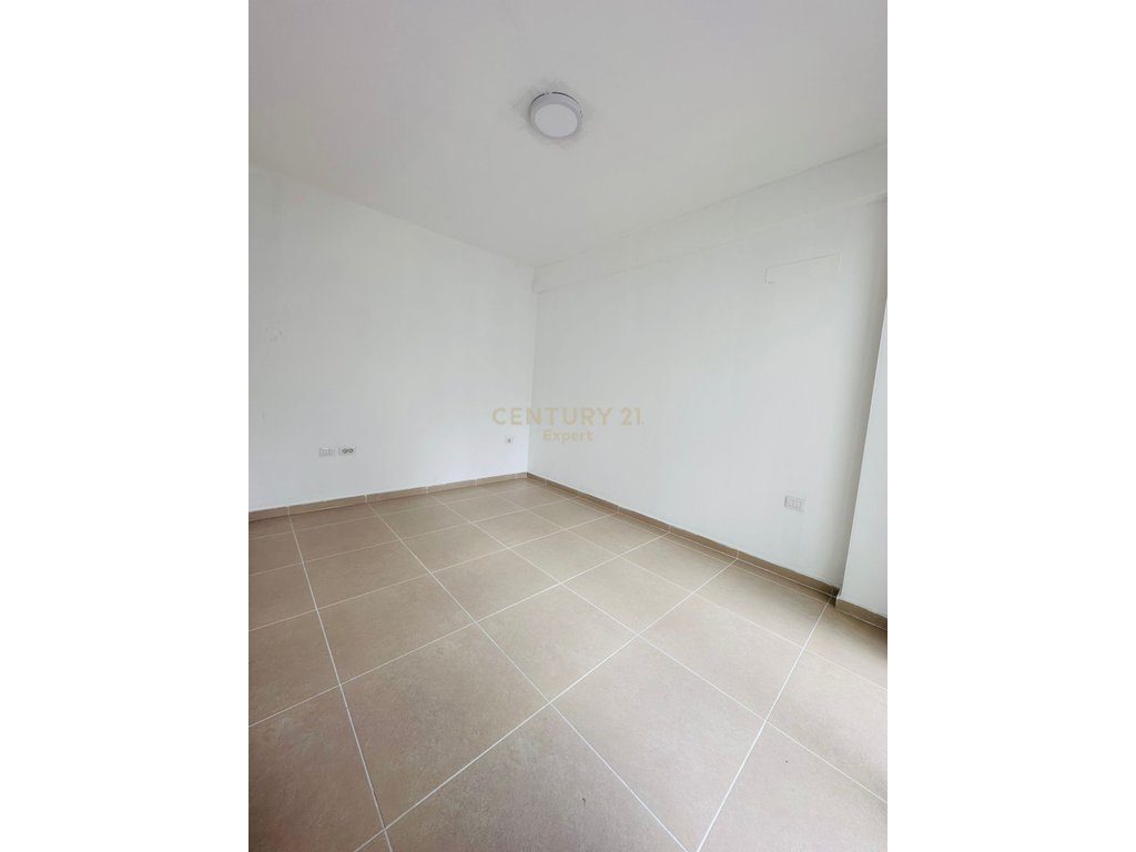 Jepet apartament 1+1 me qira bosh, vetëm për zyra, tek Rruga e Kosovarëve.