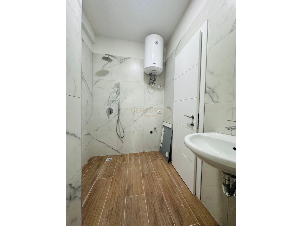 Jepet apartament 1+1 me qira bosh, vetëm për zyra, tek Rruga e Kosovarëve.